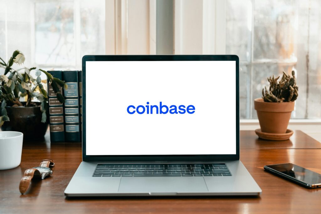 masaustune bir laptop coinbase kripto para borsasi logosunu gosteriyor